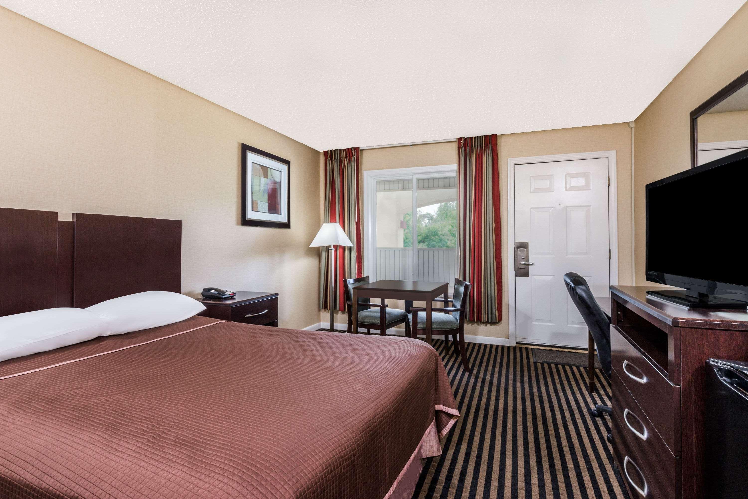 Howard Johnson By Wyndham Rocky Hill Exterior photo